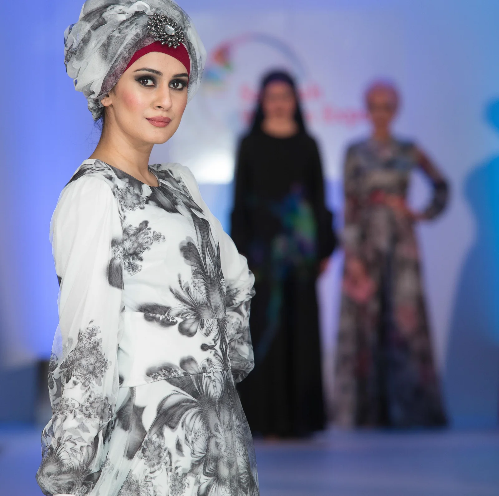 Monochrome floral look on the catwalk